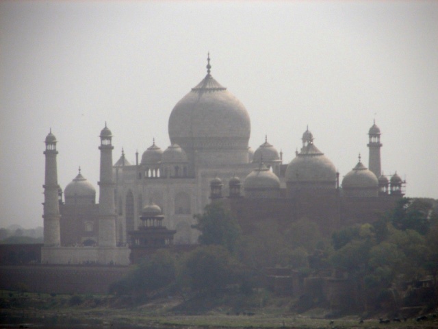 2008/03(March)/AroundTheWorld/Fort Agra, The Red Fort/640x480_Taj from Red Fort.JPG